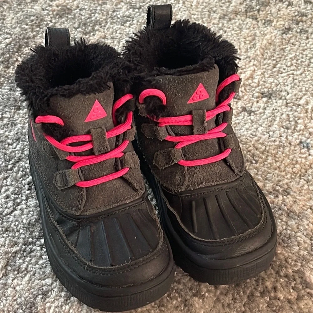 Nike Kids ACG Fur Lined Sneaker Boots Size:11C Hot Pink Black and Grey - Picture 14 of 15